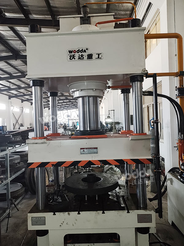 200噸不銹鋼鍋拉伸液壓機(jī) 200噸不銹鋼鍋拉伸液壓機(jī)
