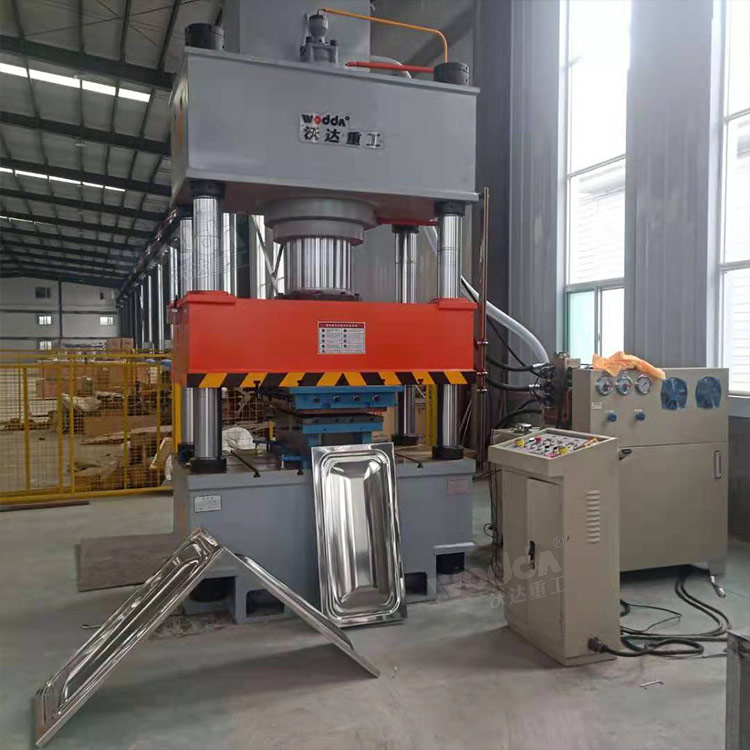 500噸不銹鋼水箱板拉伸液壓機客戶現場.jpg